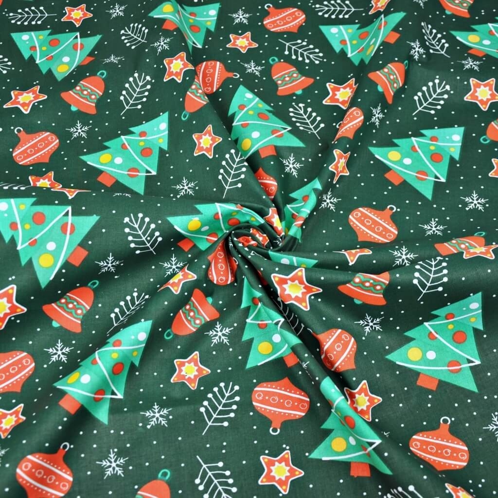 wzór świąteczny choinki z bombkami na ciemno zielonym