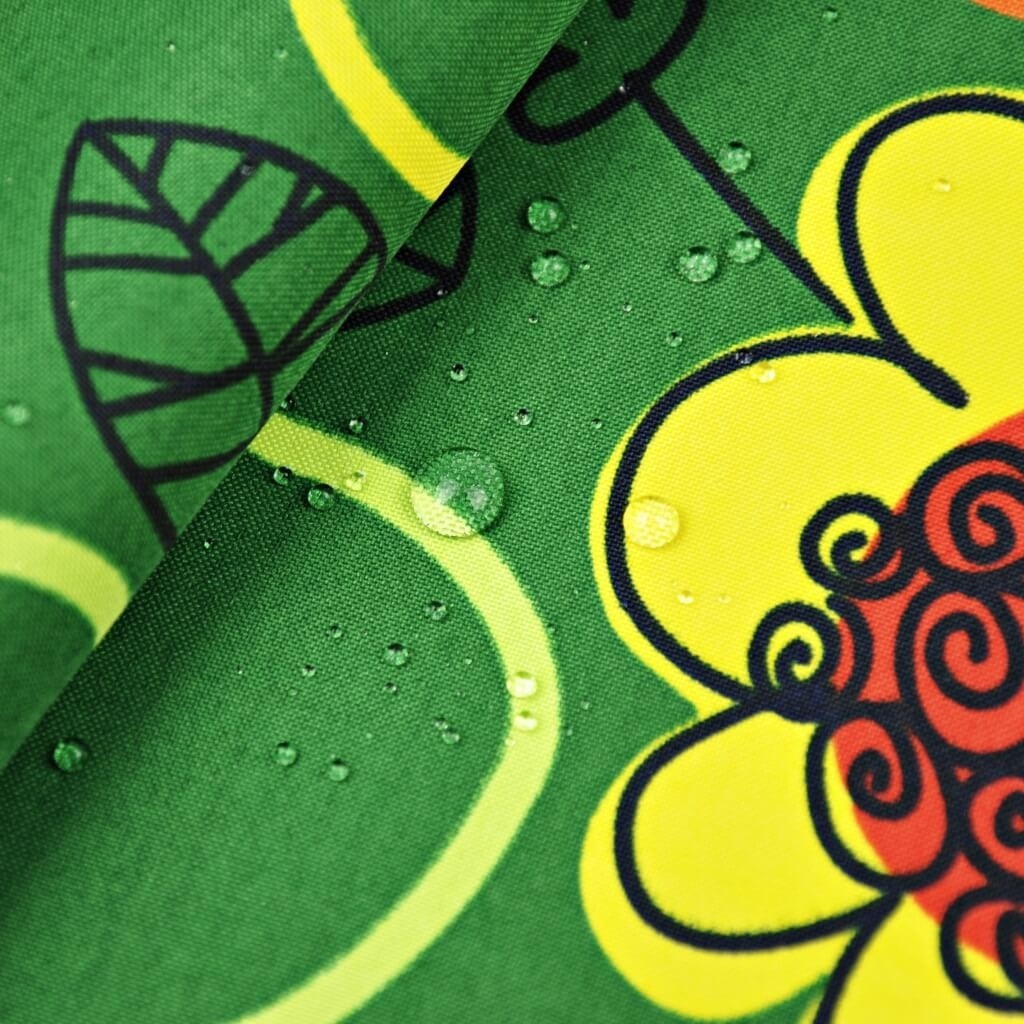 Tkanina wodoodporna w kwiaty na zielonym tle