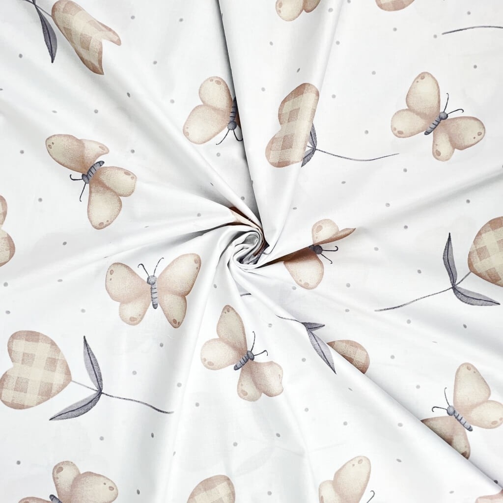 Tkanina bawełniana serduszka z motylkami beżowymi na białym tle