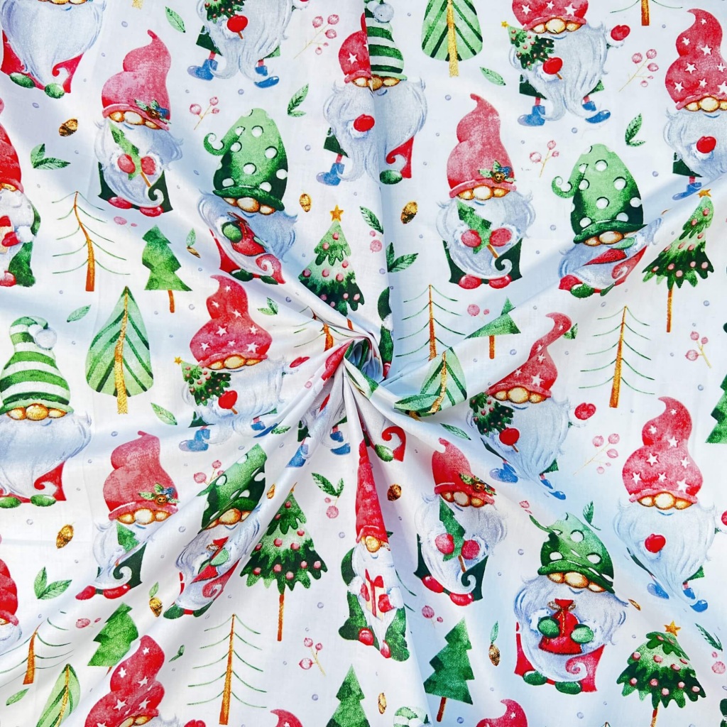 Tkanina bawełniana wzór świąteczny skrzaty z choinkami na białym tle