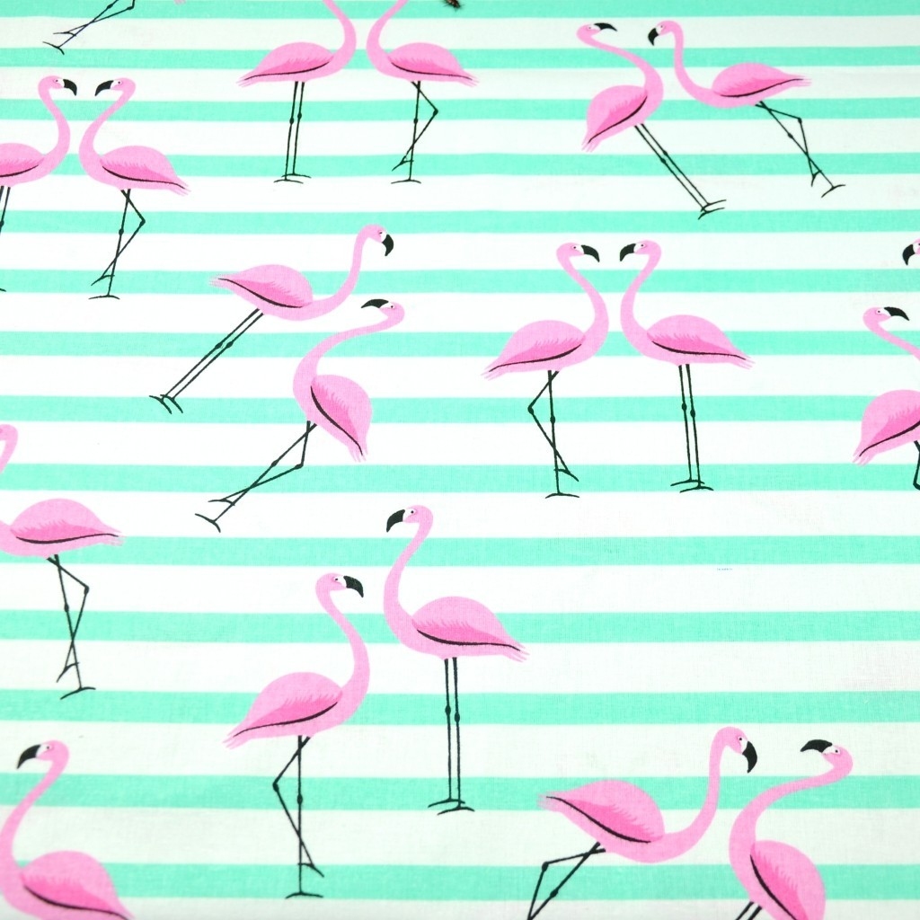 Tkanina w flamingi z pasami różowo miętowymi na białym tle