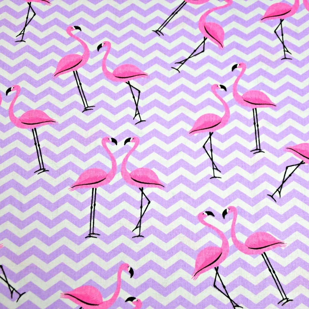 Tkanina w flamingi z fioletowymi zygzakami na białym tle
