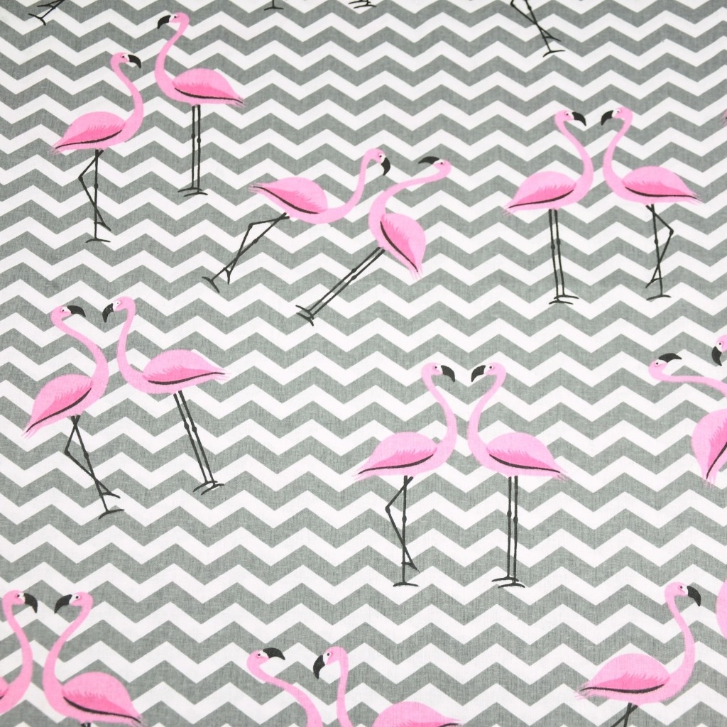 Tkanina w flamingi z szarymi zygzakami na białym tle