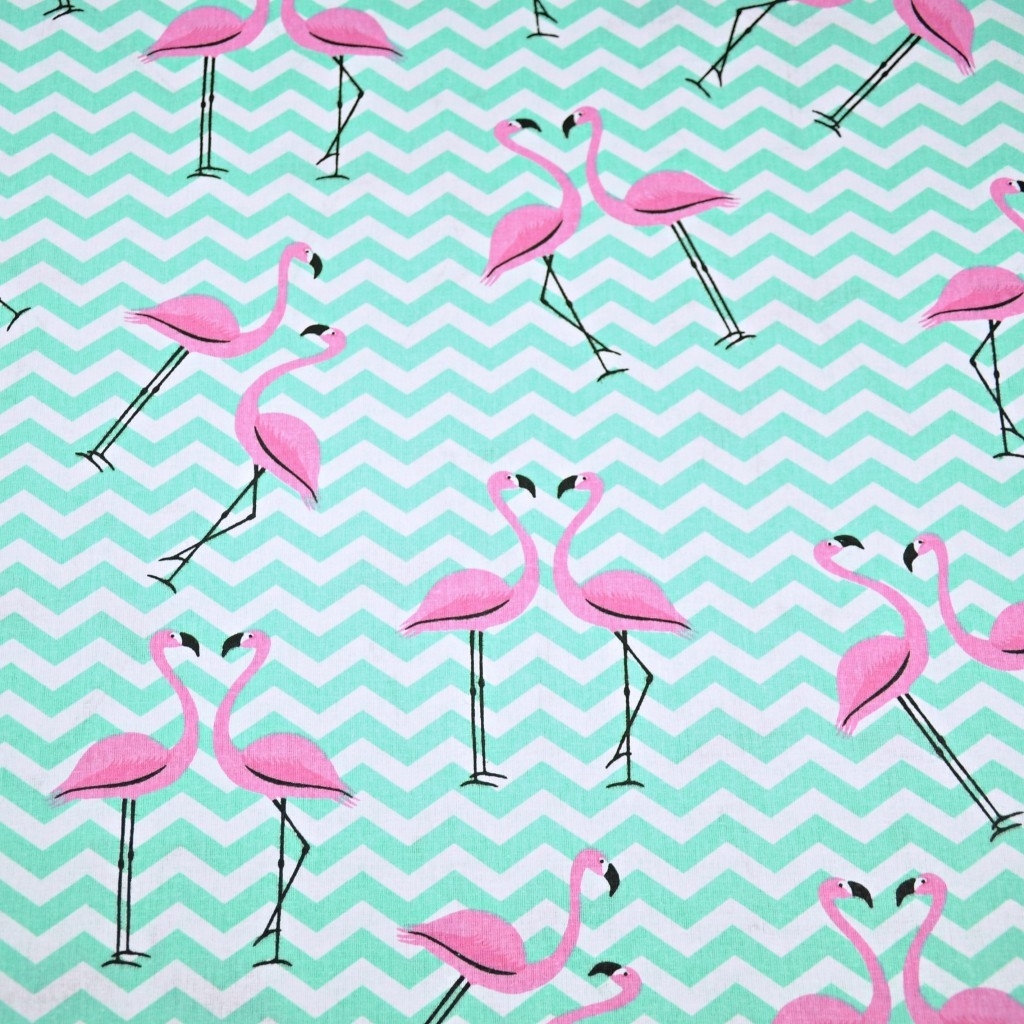 Tkanina w flamingi z miętowymi zygzakami na białym tle