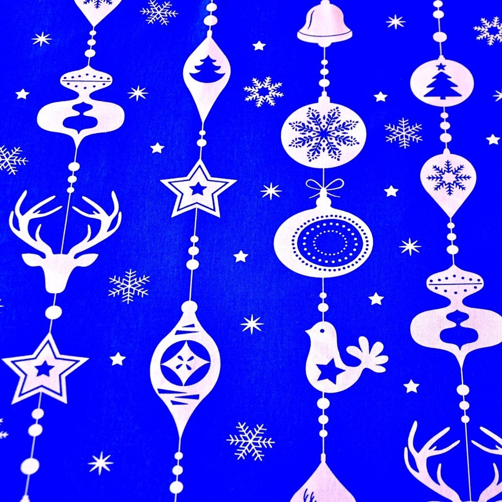 Tkanina wzór świąteczny sznur z bombek białe na niebieskim tle