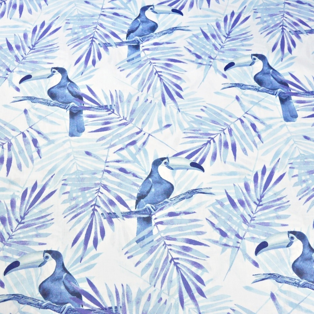 Tkanina w tukany z niebiesko granatowymi liśćmi palmowymi na białym tle