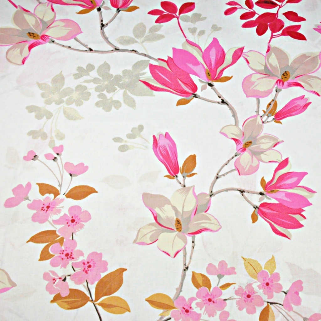Tkanina kwiaty magnolia różowa na białym tle