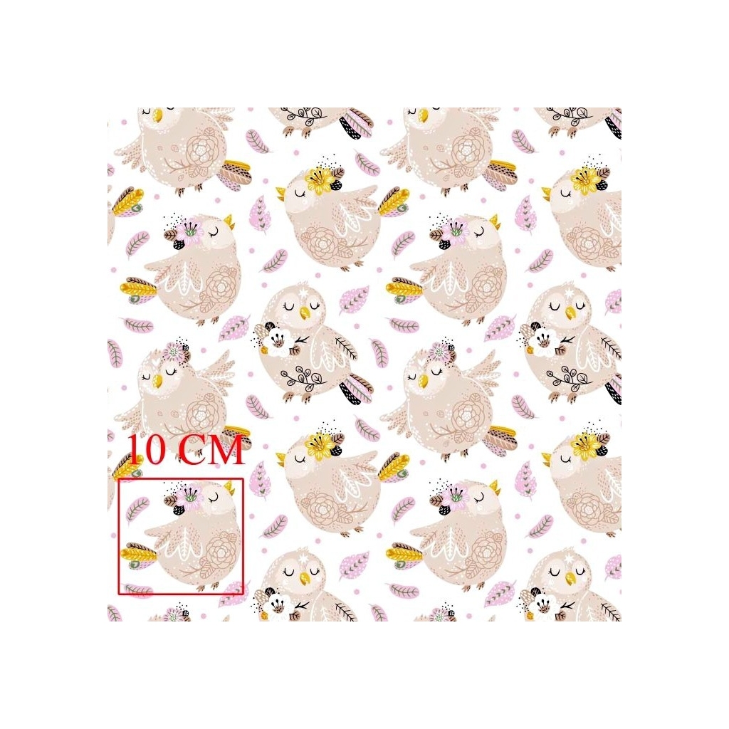 Tkanina w ptaszki beżowe z różowymi piórkami na białym tle